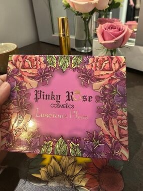 Luscious Plum Eyeshadow Palette - Plum